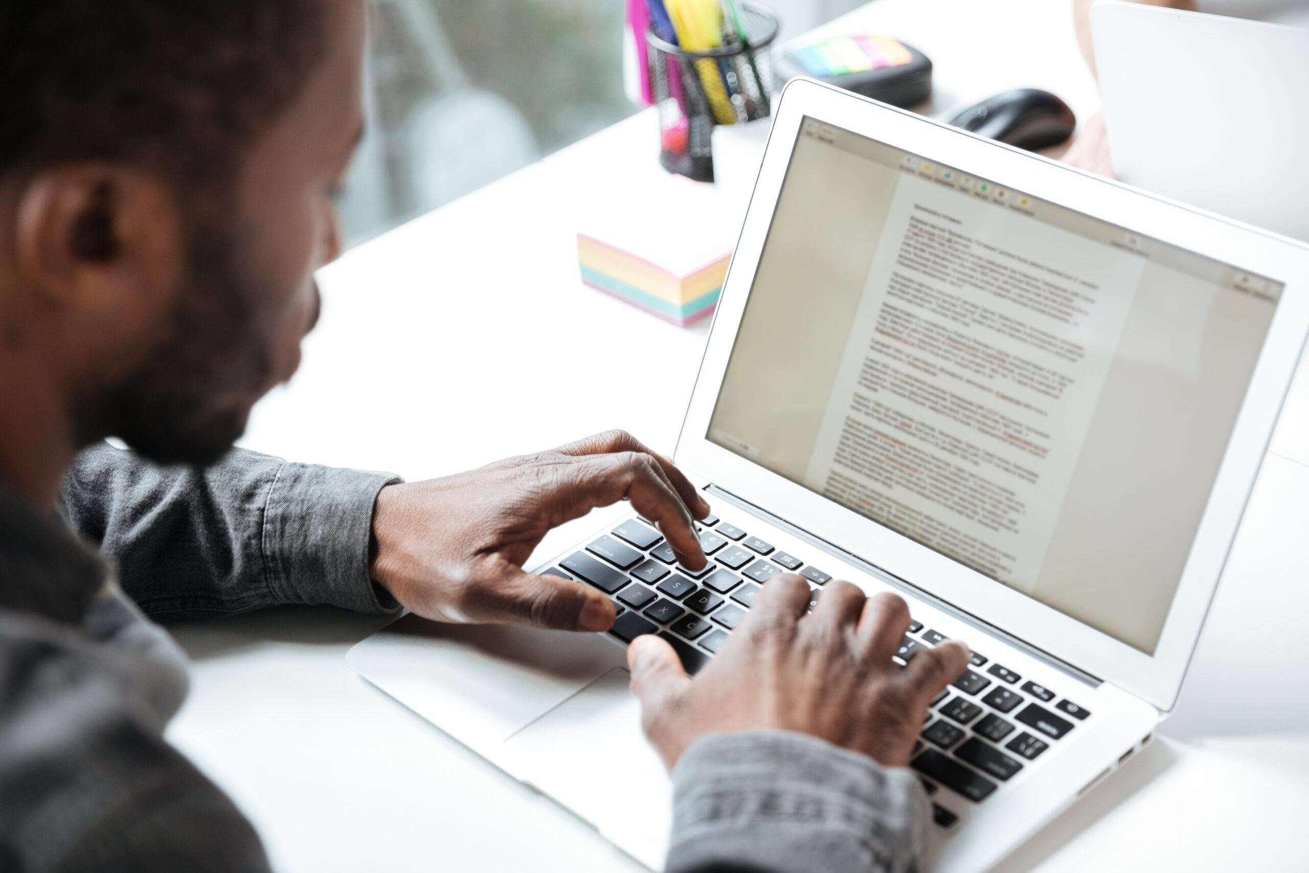 10 profissões que permitem e 10 profissões que não permitem home office