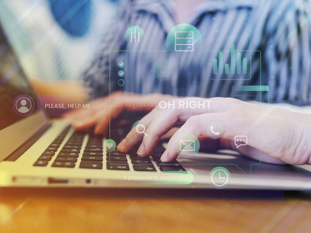 profissional de gestão de tecnologia da informação (TI) mexendo em um notebook com elementos gráficos subindo do teclado em primeiro plano na imagem.