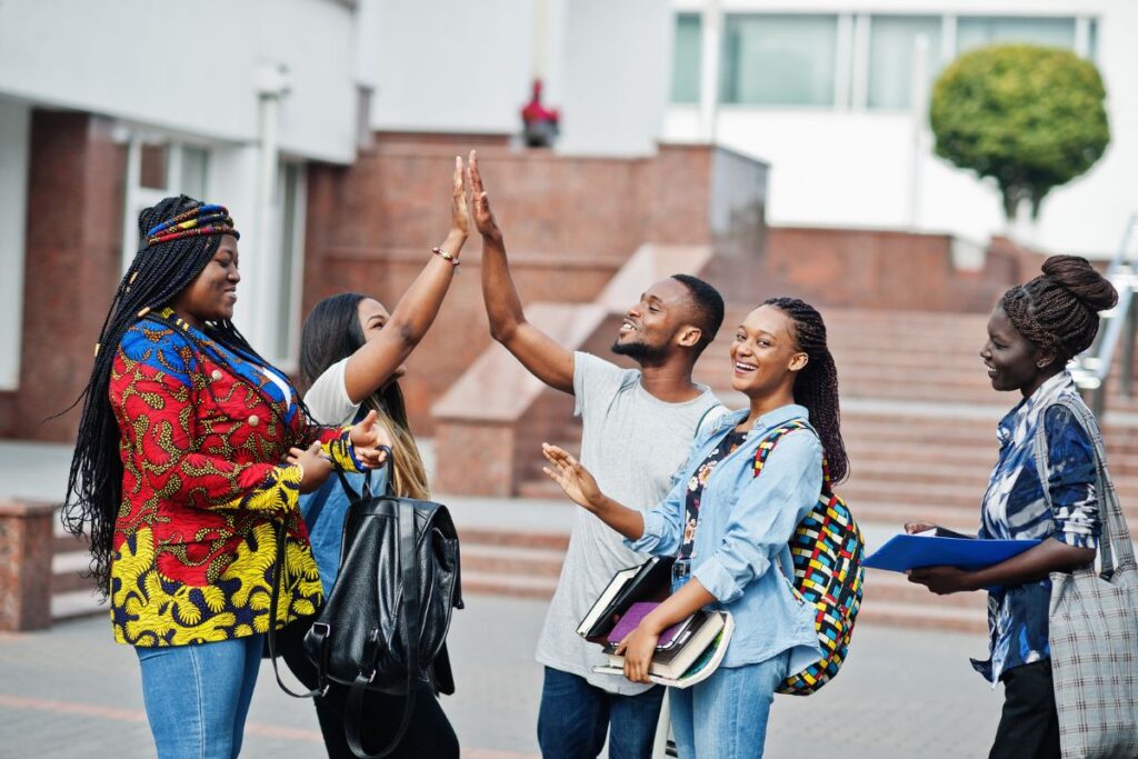 5 pessoas celebrando a nota do enem