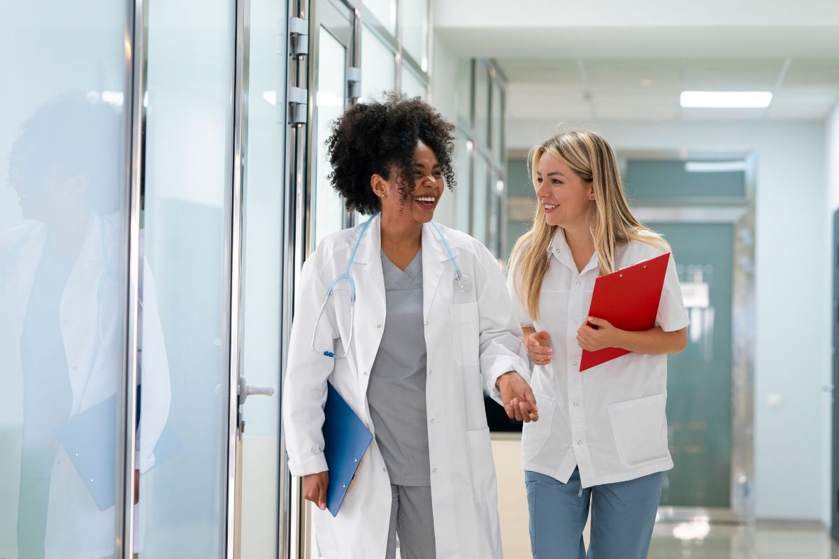 Duas estudantes de Medicina no corredor de uma faculdade, falando sobre Prouni Medicina