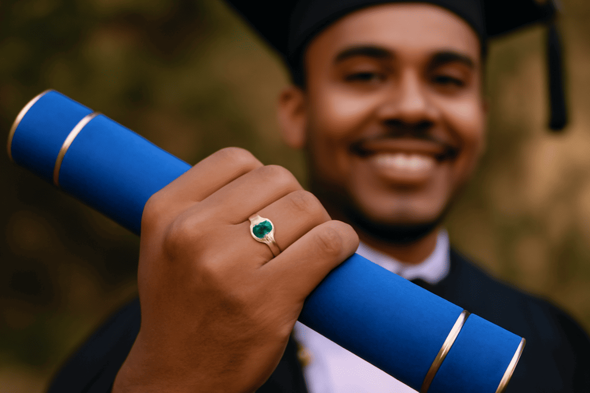 Cores de anel de formatura: descubra o significado de cada pedra
